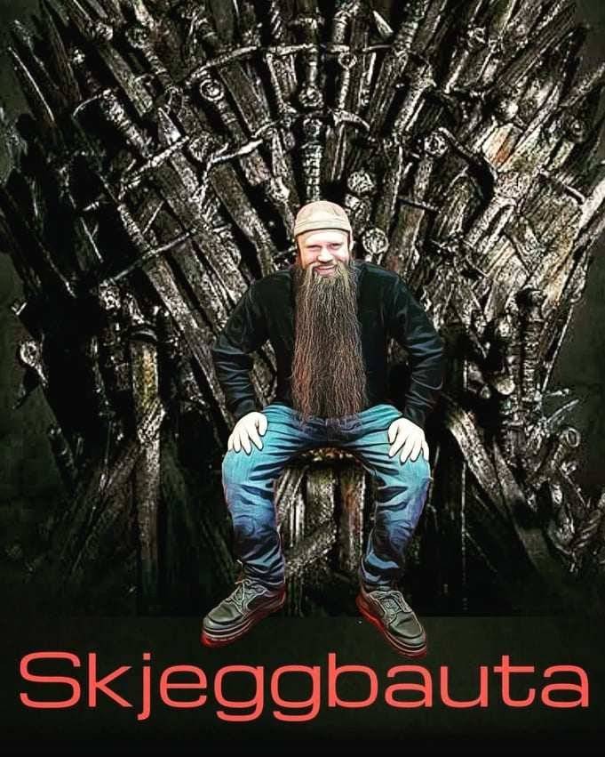 Mann med ekstremt langt skjegg sitter på Jerntronen og ser mektigere ut enn hele sesong 8 av Game of Thrones.